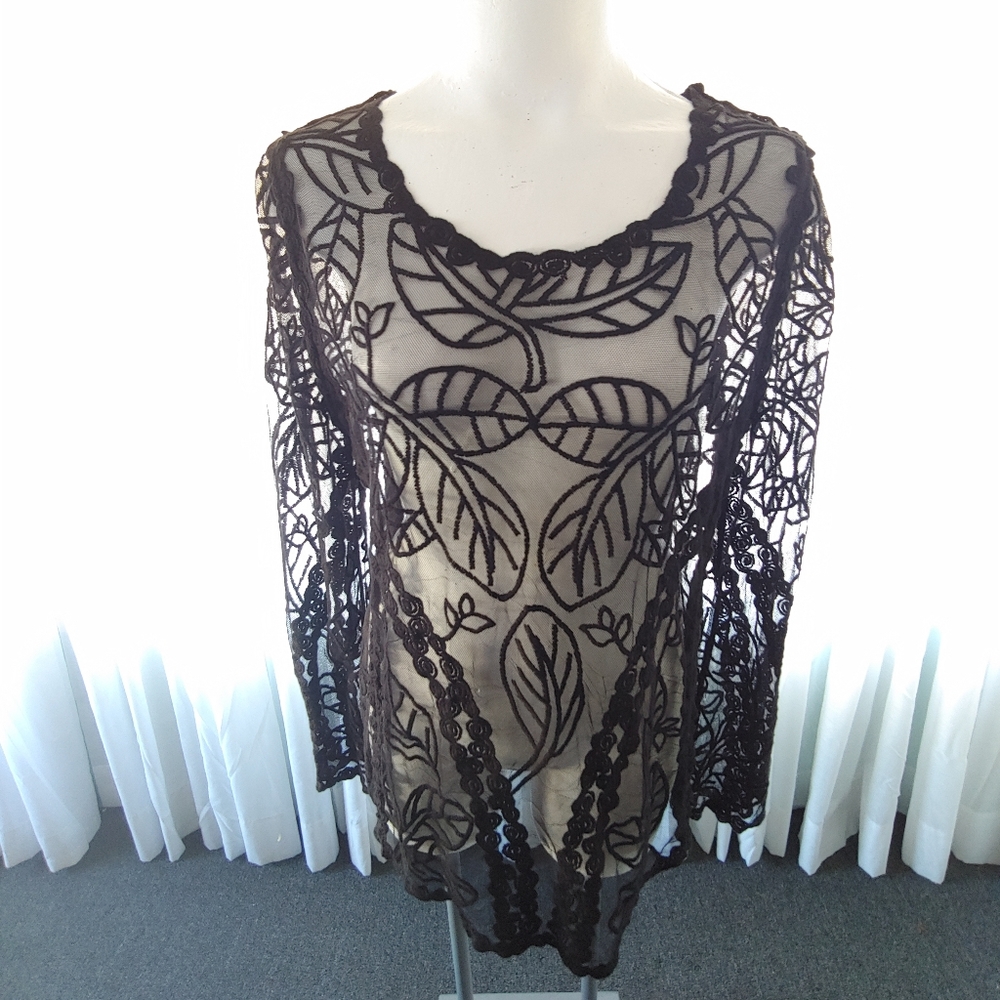 Capri black leaf design lace Size M